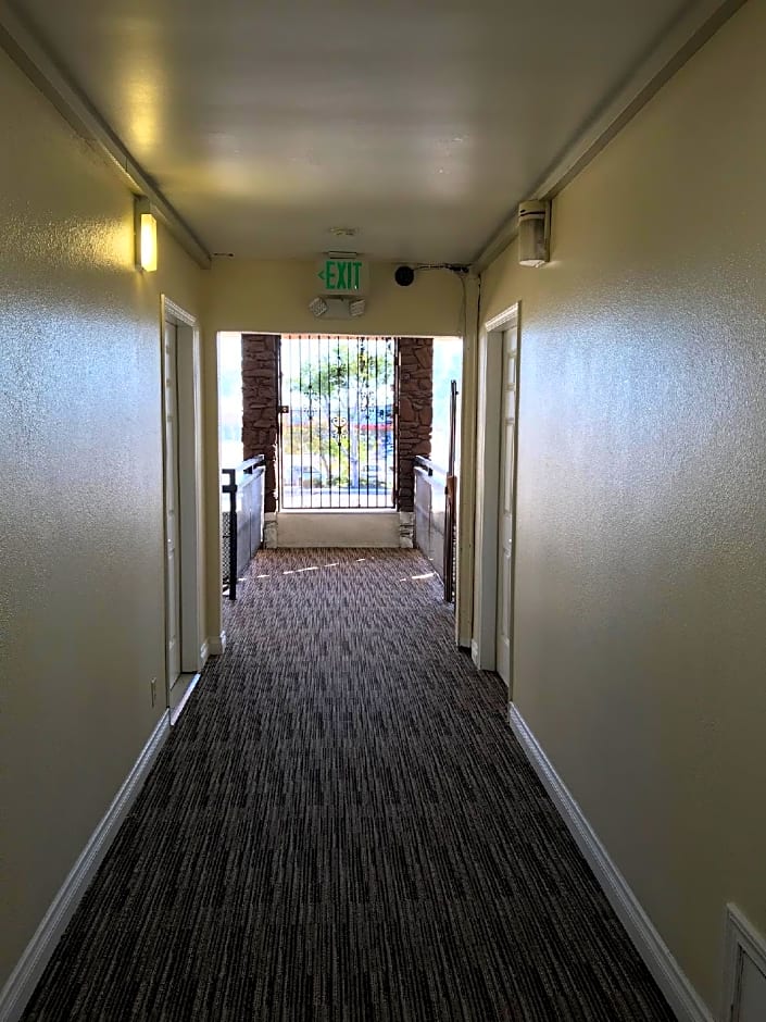 Grove Motel