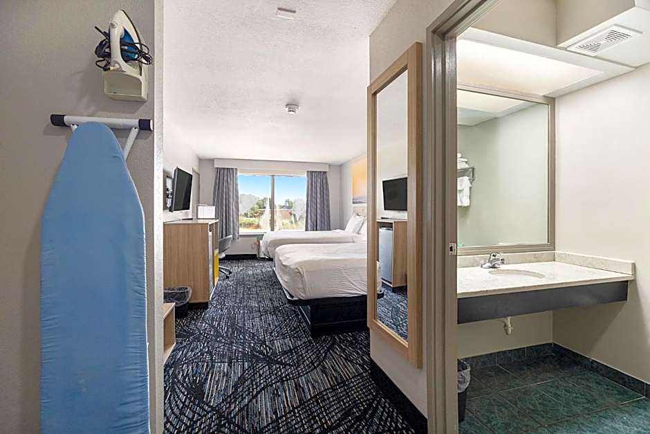 Days Inn & Suites by Wyndham Norton Shores/Muskegon