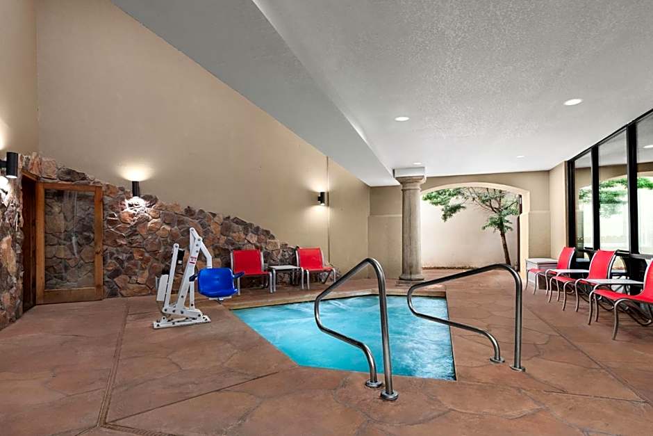 Holiday Inn Express Hotel & Suites Marina by IHG