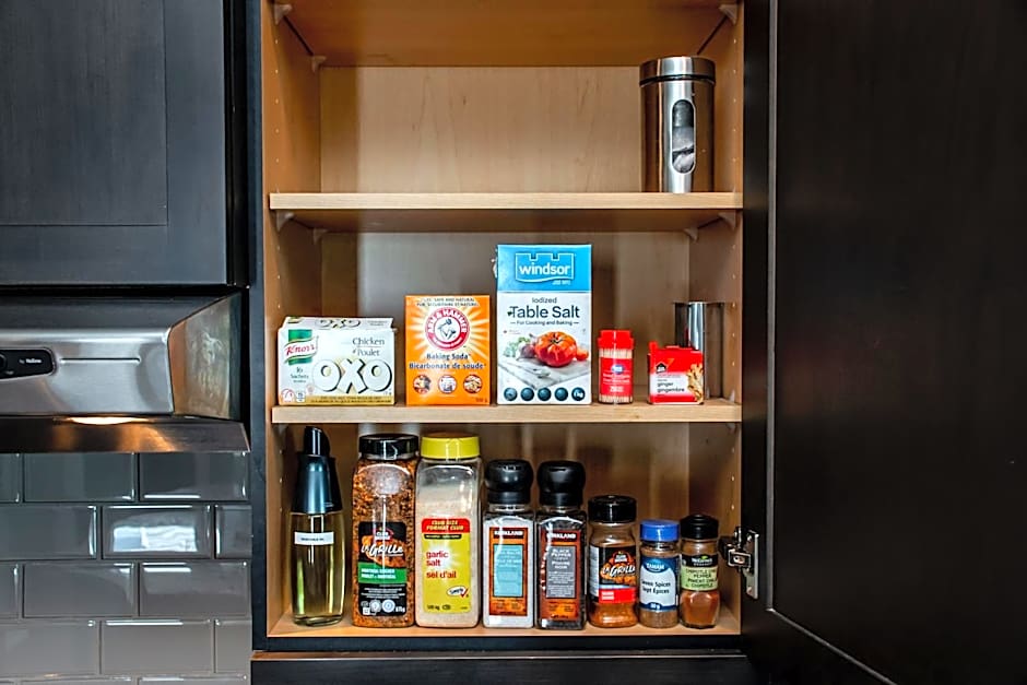 Amazing Luxe Home, AC, HUGE Yard, FirePit, Pet Friendly, Sleeps 10!