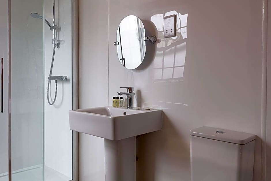 The New Inn by Roomsbooked