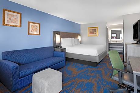 King Suite - Non-Smoking