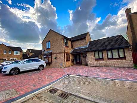 ASHMINA HOLIDAY LET with Free onsite Parking for SMALL VANS and cars only