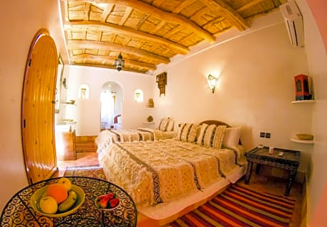 Hotel Babylon Dades