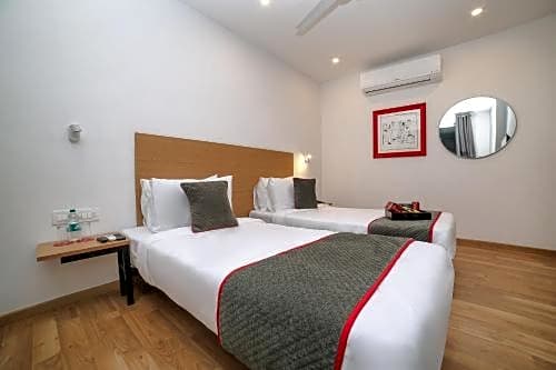 OYO Townhouse 80 Meera Bagh