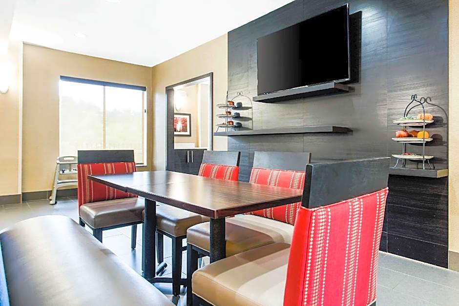 Comfort Suites Clinton near Presbyterian College