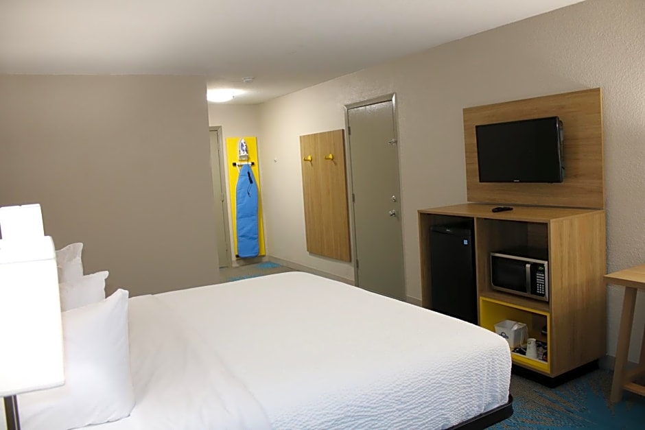 Days Inn by Wyndham Waco University Area