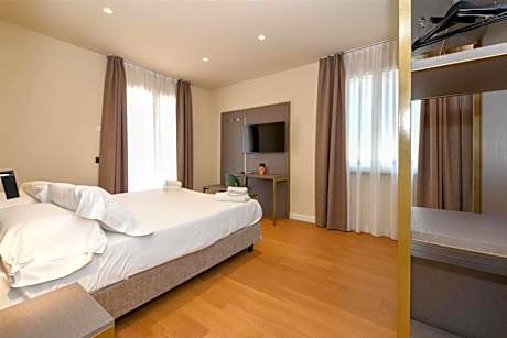 Family Queen Room with Two Queen Beds and Sofa Bed - Annex Building/Non-Smoking