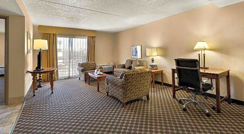 Hotel RL Cleveland Airport West