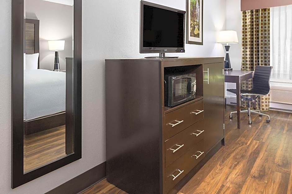 La Quinta Inn & Suites by Wyndham Buffalo Airport