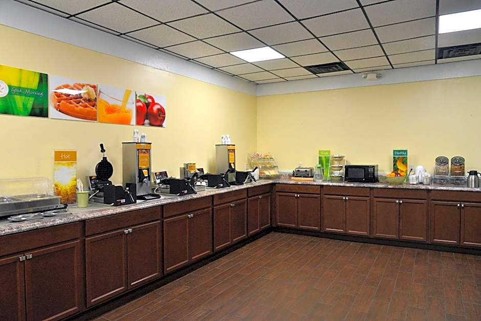 Quality Inn & Suites Gulf Breeze Bayside near Pensacola Beach