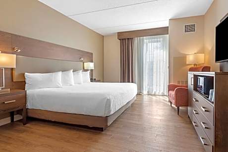 King Room with Roll-In Shower - Mobility Access