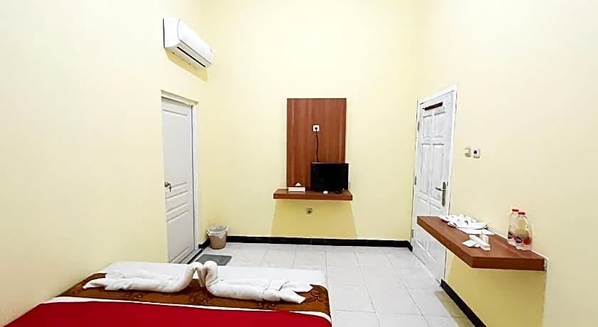 RedDoorz Near Makam Bung Karno Blitar