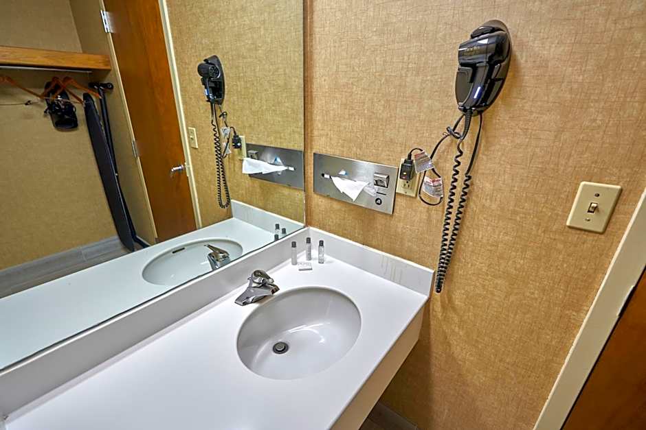 Riverview Inn & Suites