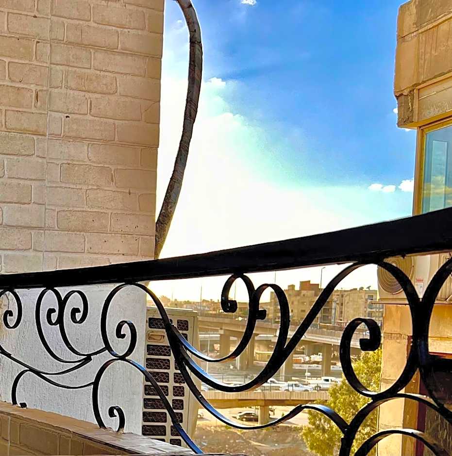 New Museum, Pyramids inn