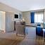 La Quinta Inn & Suites by Wyndham Mercedes Outlet Mall