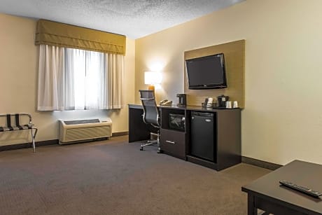 1 Queen Bed, Suite, Nonsmoking, Accessible