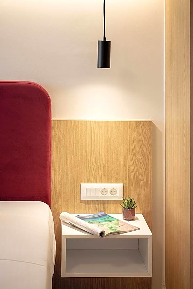 Miss Marrone City Hotel