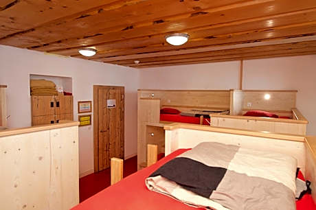 Bed in Female Premium Dormitory Room - WOMEN ONLY