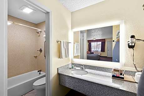 Suite-1 King Bed Non-Smoking Sofabed Sitting Area Kitchenette Microwave Fridge Continental Breakfast