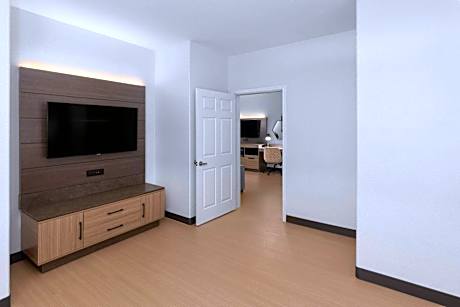 Deluxe King Suite with Roll-In Shower - Mobility/Hearing Access - Non-Smoking