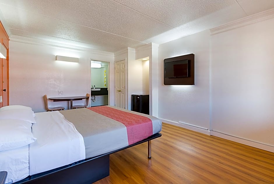 Motel 6 Dallas Market Center