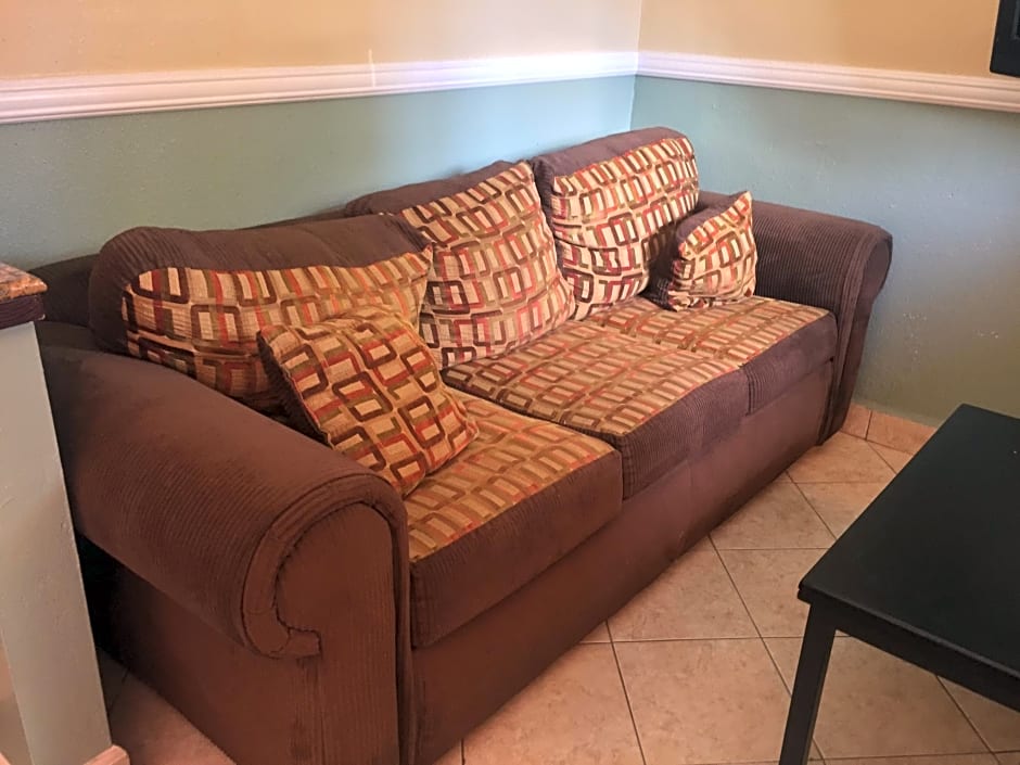 Paradise Inn & Suites