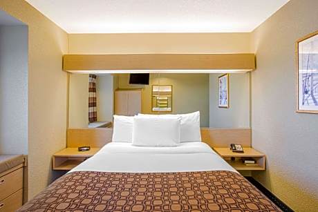 1 Queen Bed Non-Smoking