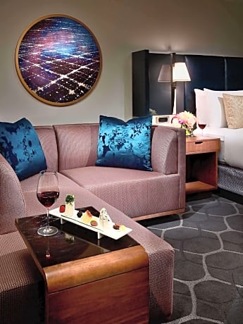 Concierge King Room with Tub - Mobility/Hearing Accessible