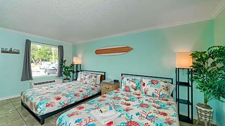 Heated Pool, Huge TV, Waterfront Tiki Bar & Grill, Close to Beaches
