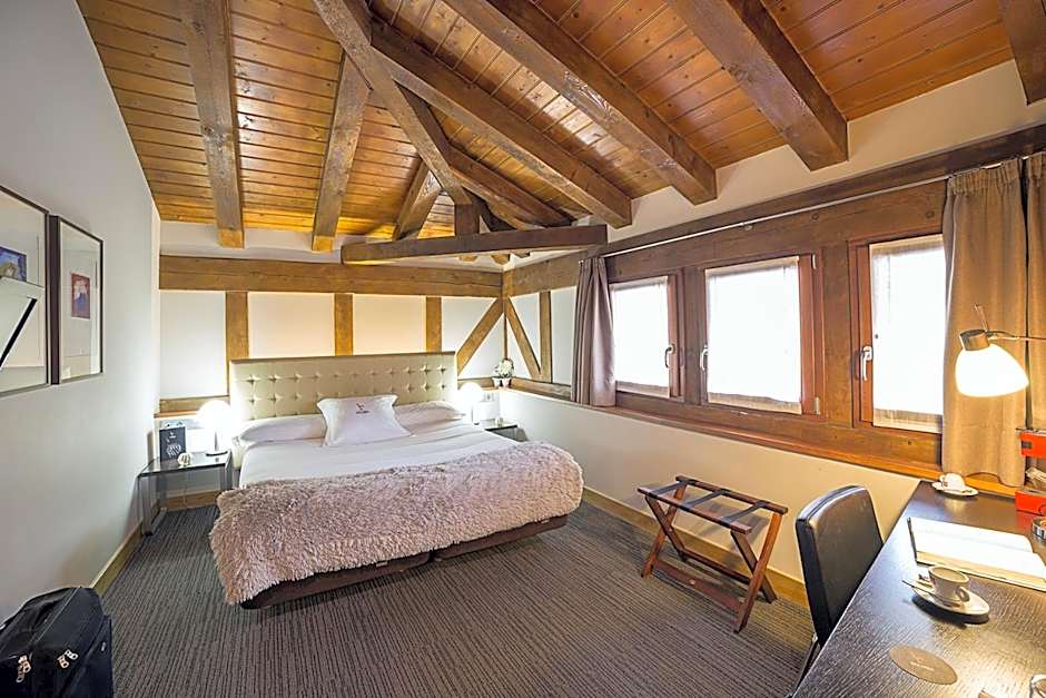 Photo 1 of 5 of Double Room
