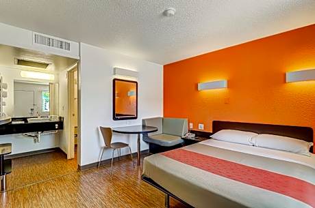 1 Full Bed | Mobility Access RI Shwr, Nsmk