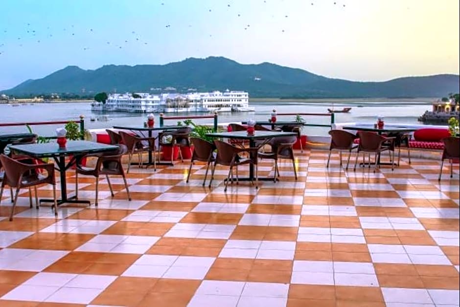Hotel Devraj Niwas on Lake Pichola Udaipur