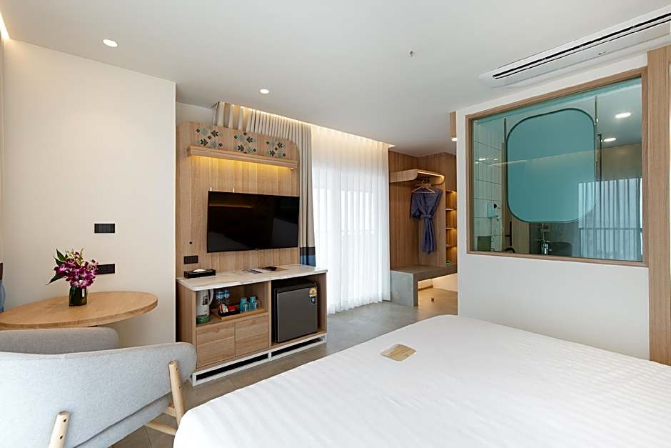 Photo 1 of 14 of Deluxe 1 King Bed, Corner, Sea View