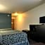 Days Inn & Suites by Wyndham Gresham