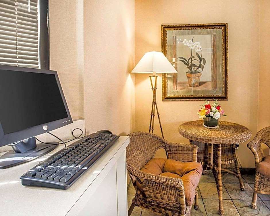 California Inn and Suites Bakersfield