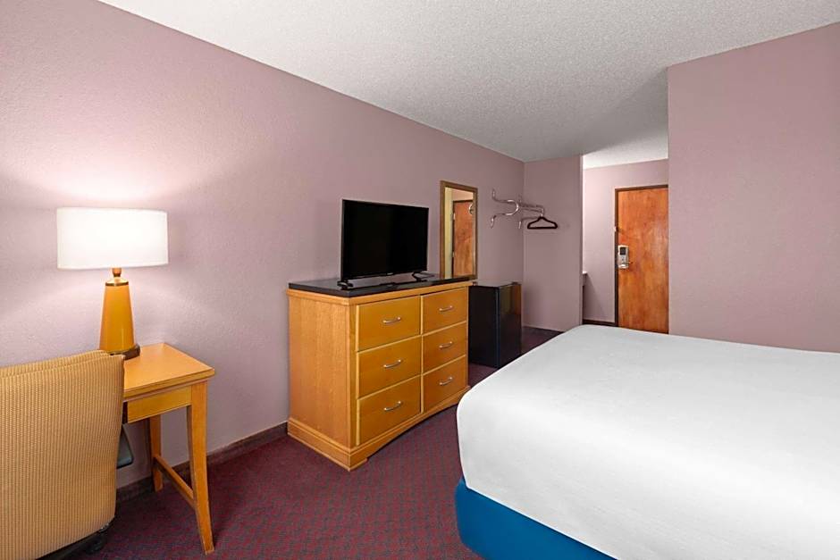 Travelodge by Wyndham Redwood Falls
