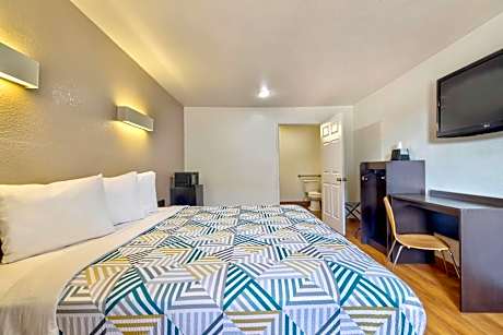 Queen Room - Non-Smoking