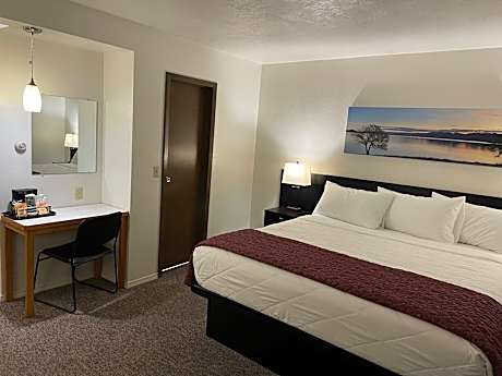 1 King Bed No Window