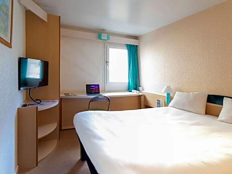 Standard Room with 1 Double and 1 Single Bed