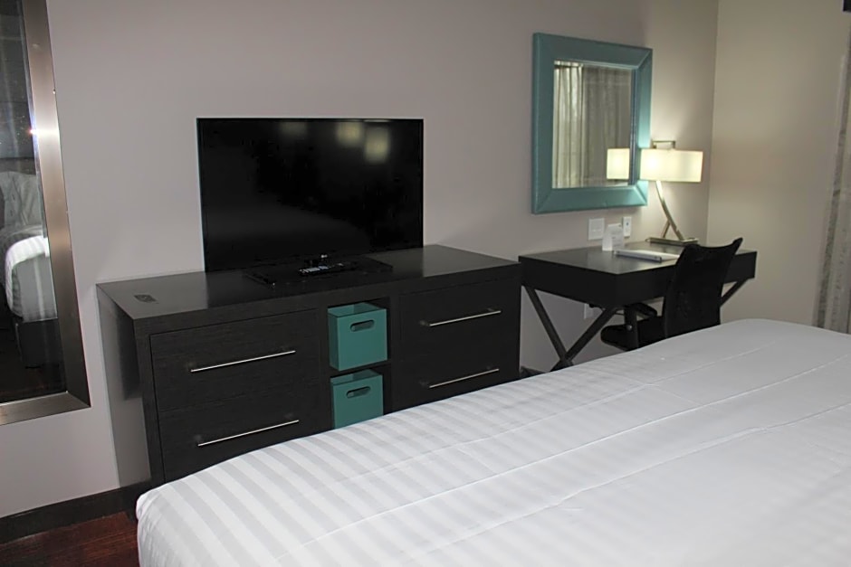 Holiday Inn Express & Suites SHAWNEE-KANSAS CITY WEST