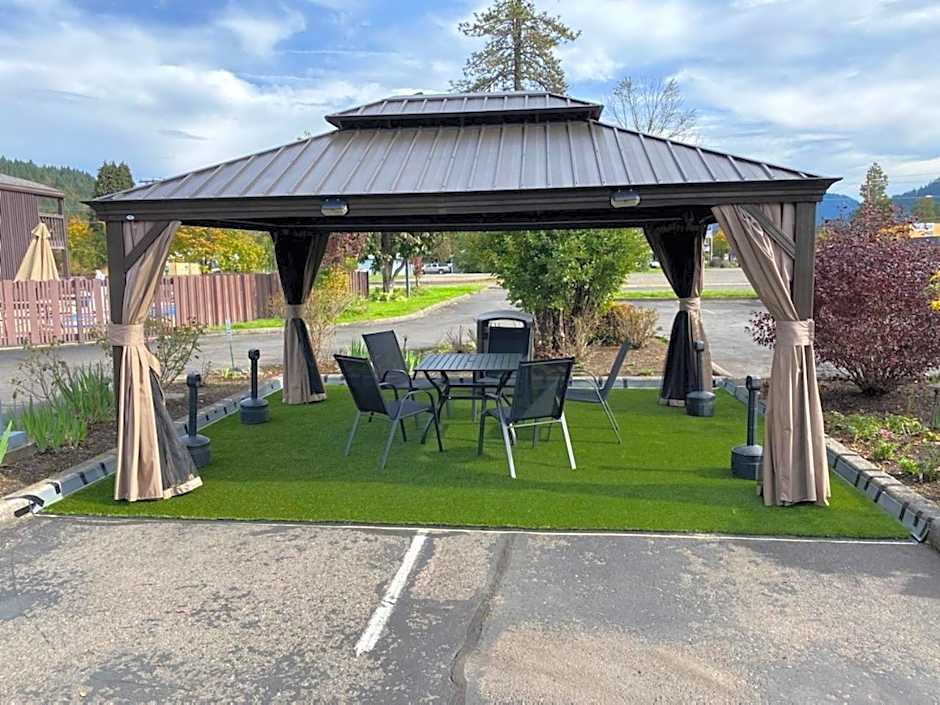 Oakridge Inn & Suites