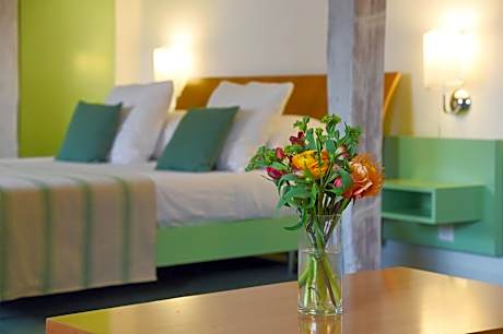 Junior Suite (1 Queen Bed and 1 Twin Sofa Bed)