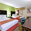 Days Inn & Suites by Wyndham Madison Heights MI