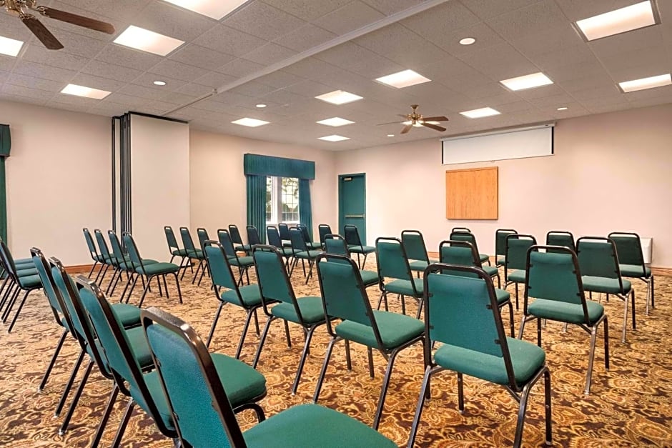 Portage Inn & Suites Kalamazoo – Kalamazoo, MI