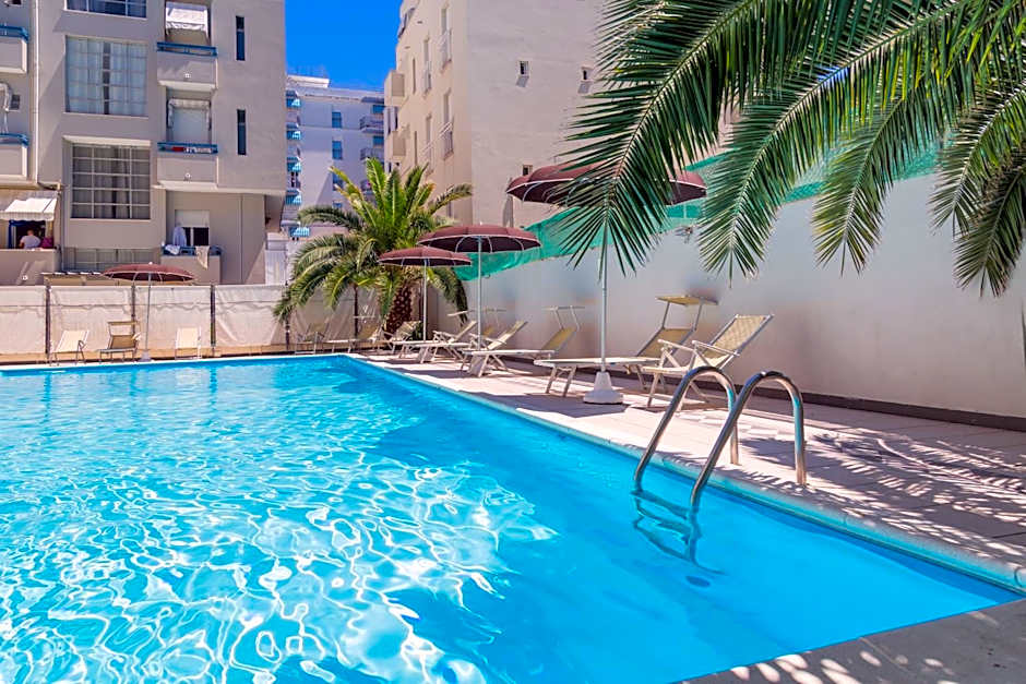 Hotel Plaza con piscina