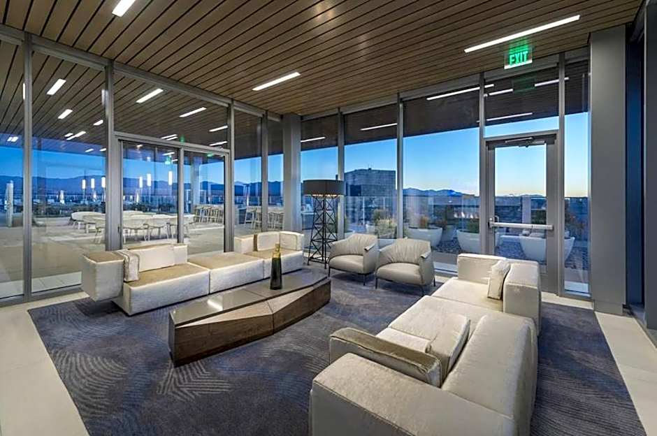 Modern Luxury 2 Bed with Panoramic City Views in Downtown LA