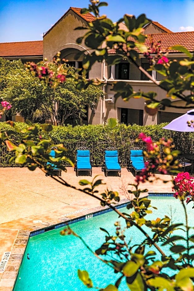 Vineyard Court Designer Suites Hotel