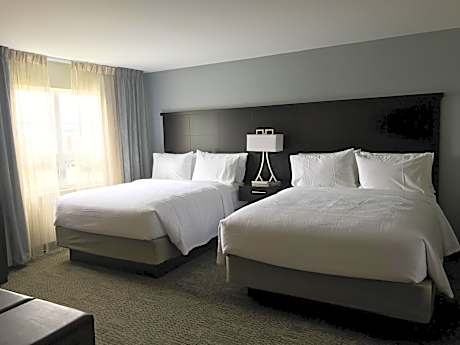 1 Bedroom Suite Mobil Access Tub 2 Queen