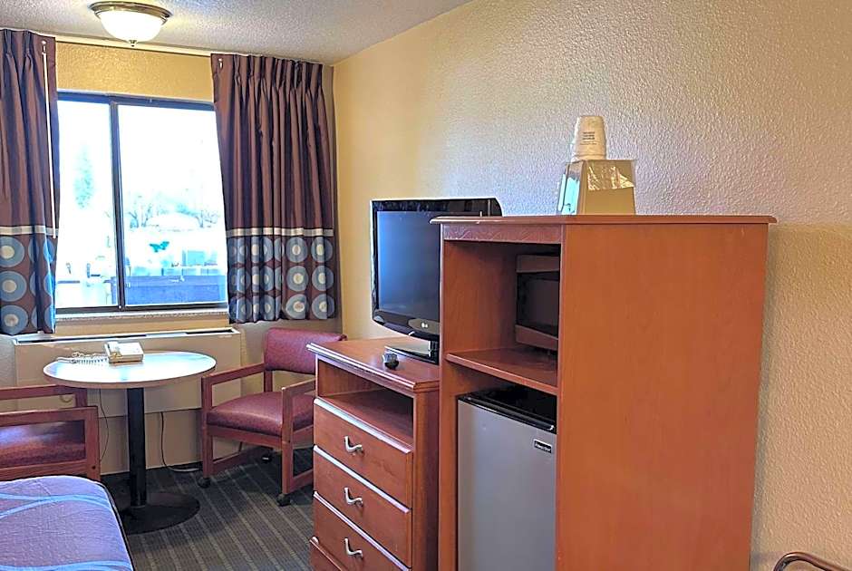Super 8 by Wyndham Vancouver East